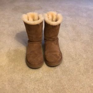 UGG Bailey Bow in color Chestnut